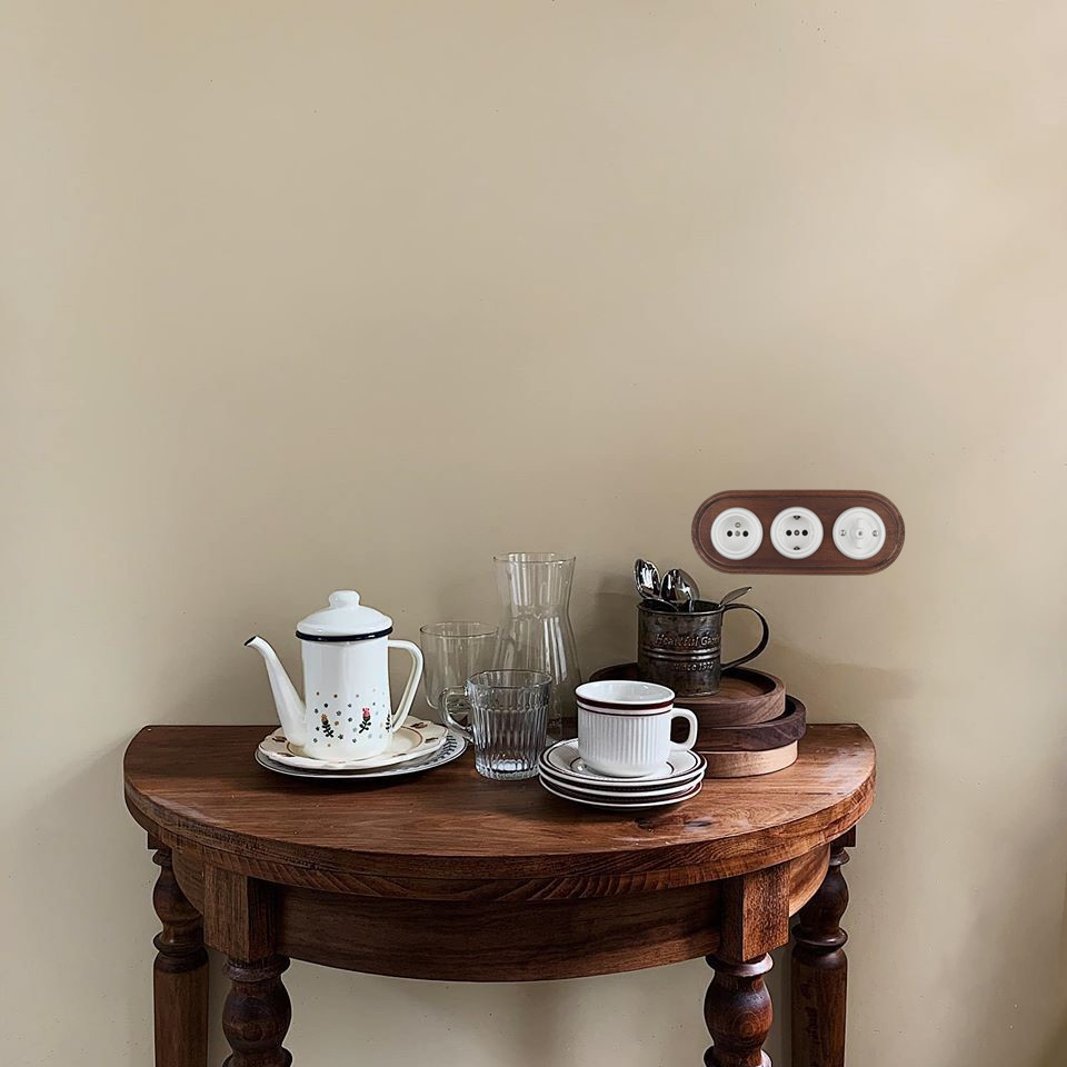 enchufe de pared de porcelana