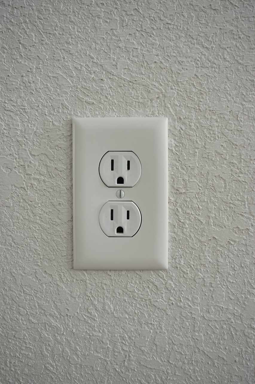 Salidas el&eacute;ctricas dobles en la pared